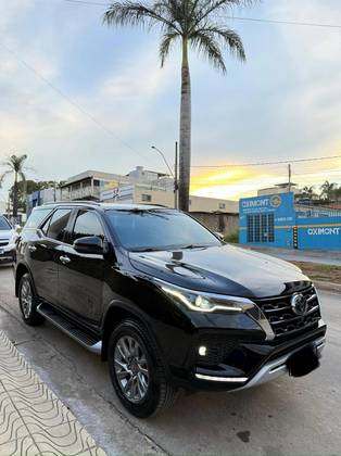 TOYOTA HILUX SW4 2.8 D-4D TURBO DIESEL SRX PLATINUM 7L 4X4 AUTOMÁTICO